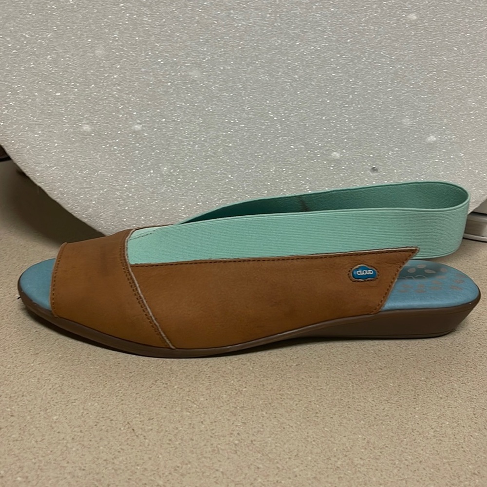 Cloud women sling back sandlas brown and teal. Open toe low heel leather.